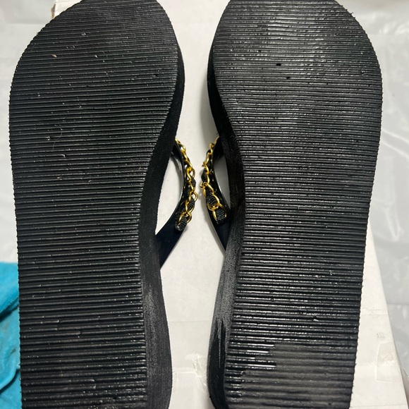 Womens sandals not sure size or make ALMOST FREE - Picture 2 of 4